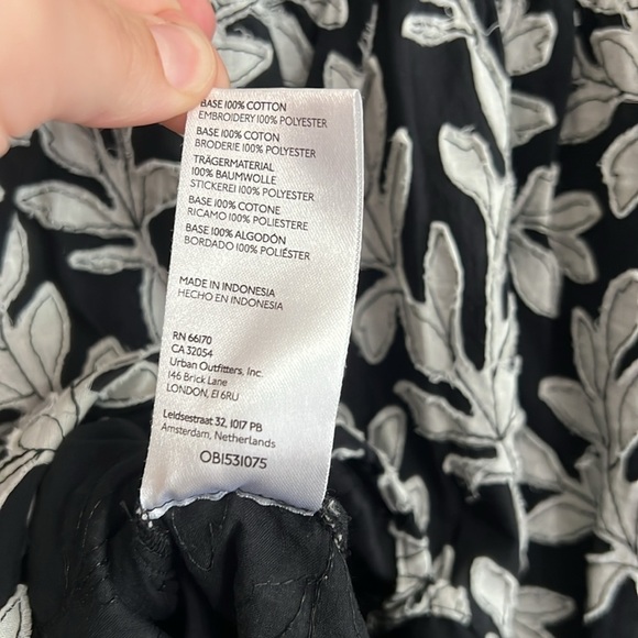 By Anthropologie Popover Leaf Printed Black White V Neck Blouse - Picture 9 of 11